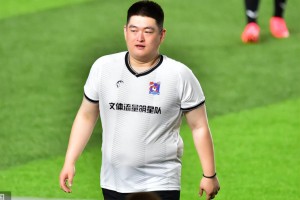 满身肥肉跑不动，还能连连进球，赵本山儿子赢麻了，都是人情世故