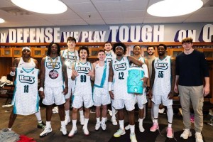 星空体育官方入口-杨瀚森再次参加混音大合影！表现出色挂上奖牌 站位也发生变化了